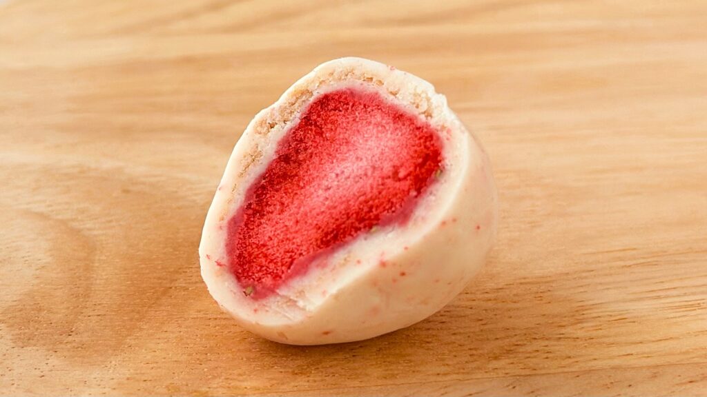 無印良品_「不揃い フロマージュチョコがけいちご」の断面