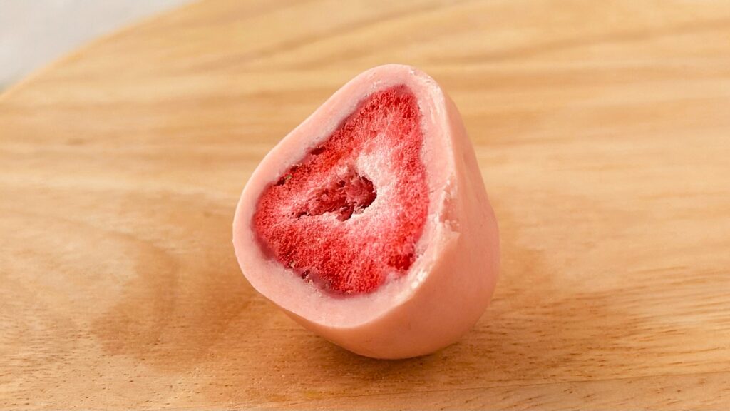 無印良品_「不揃い ストロベリーチョコがけいちご」の断面