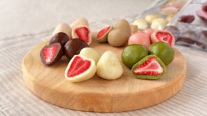 無印良品_「不揃い チョコがけいちご」や「不揃いホワイトチョコがけいちご」など6種類の皿盛り