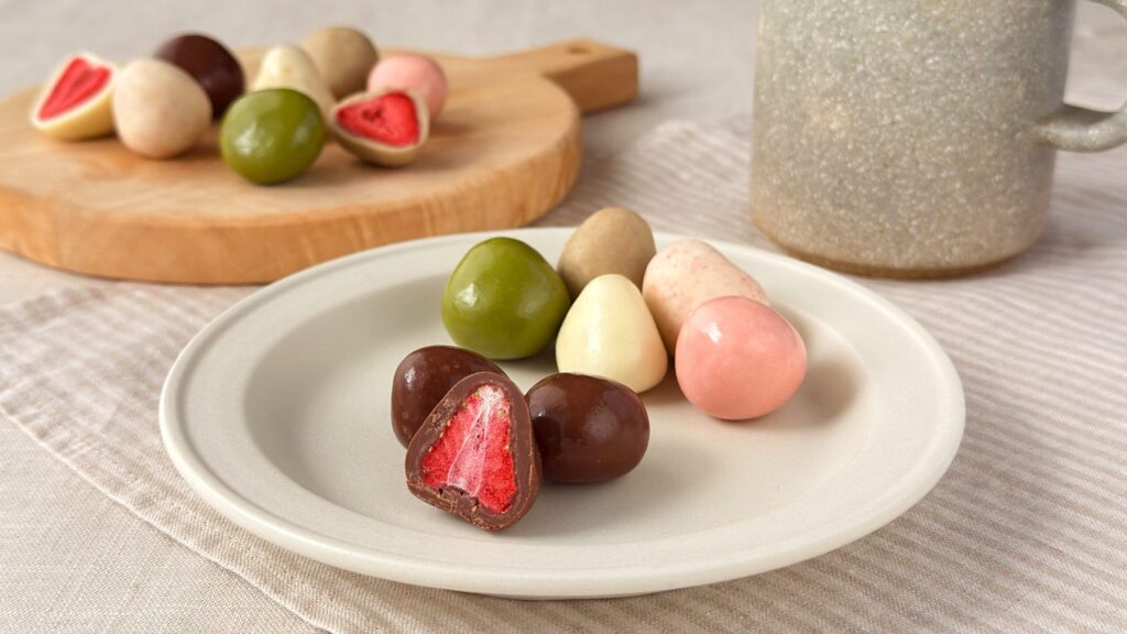 無印良品_「不揃い チョコがけいちご」や「不揃いホワイトチョコがけいちご」など6種類のチョコが皿にのっている様子