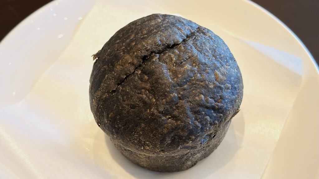 スターバックス_温めた「ハロウィン チョコ＆ベリーデニッシュ」の皿のせ