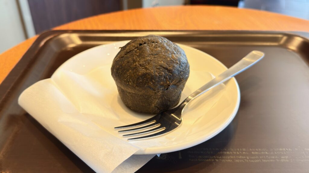 スターバックス_おぼんの上にのった「ハロウィン チョコ＆ベリーデニッシュ」