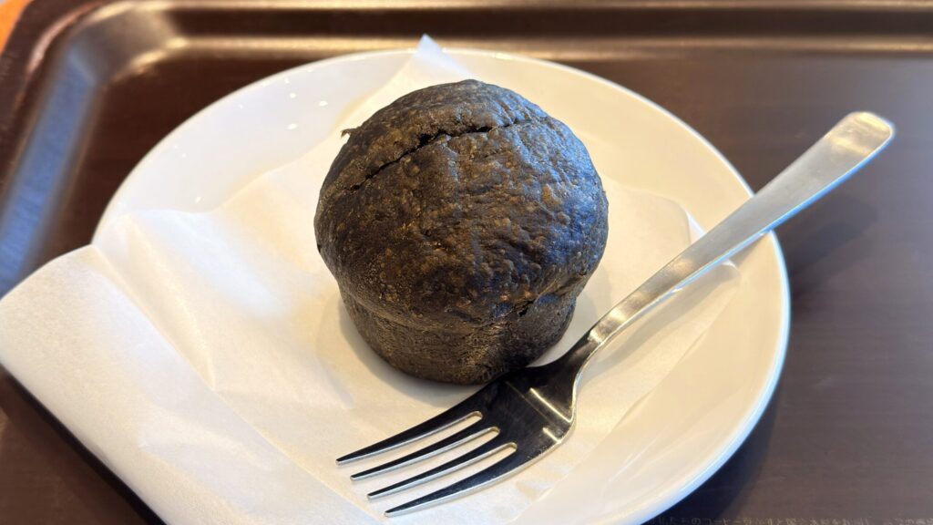 スターバックス_「ハロウィン チョコ＆ベリーデニッシュ」とフォーク