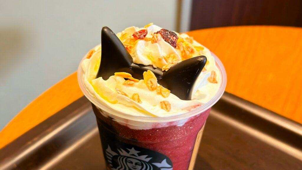 スターバックス_「アサイー ベリー フラペチーノ®」の上に「ベリーヨーグルト＆ベリーグラノーラ」のグラノーラをのせた様子