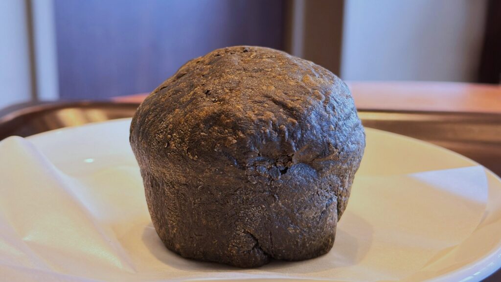 スターバックス_イートイン用の皿に盛り付けられた「ハロウィン チョコ＆ベリーデニッシュ」