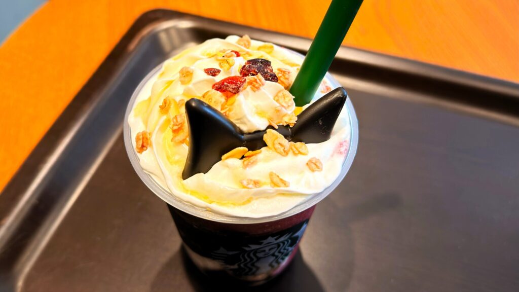 スターバックス_カスタマイズした「アサイー ベリー フラペチーノ®」を飲んでいる様子