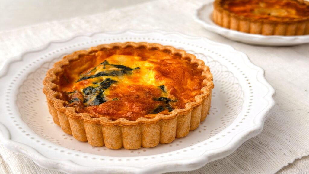 無印良品_白い皿にのった「チキンとほうれん草のキッシュ」と「ベーコンとチーズのキッシュ」