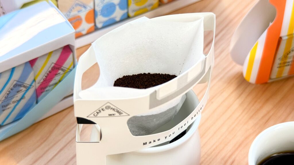 COFFEE STYLE UCC_ペーパーフィルターにコーヒーの粉が入っている様子