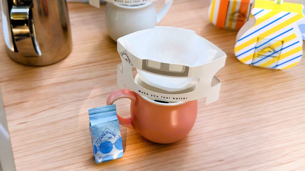 COFFEE STYLE UCC_ペーパーフィルターをセットしている様子