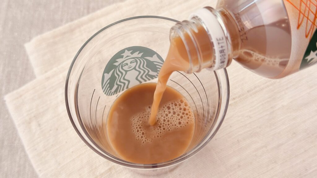 スターバックス_ペットボトル入りコーヒーシリーズ「スターバックス® MY RETREAT™ キャラメルマキアート」をグラスに注いでいる様子
