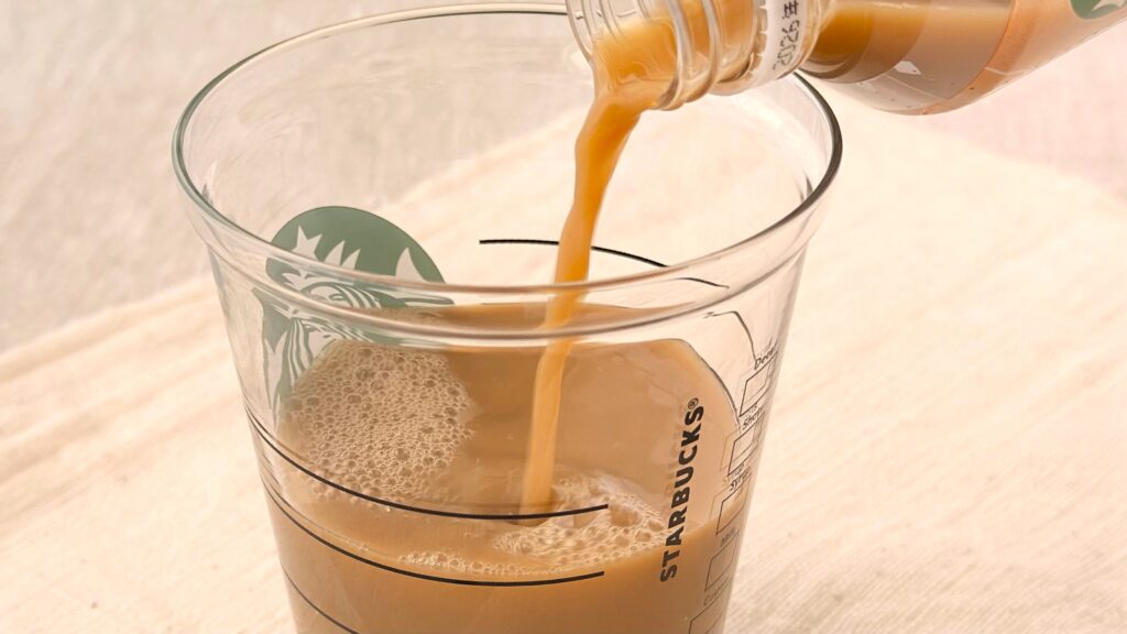 スターバックス_グラスに注いだ「スターバックス® MY RETREAT™ キャラメルマキアート」
