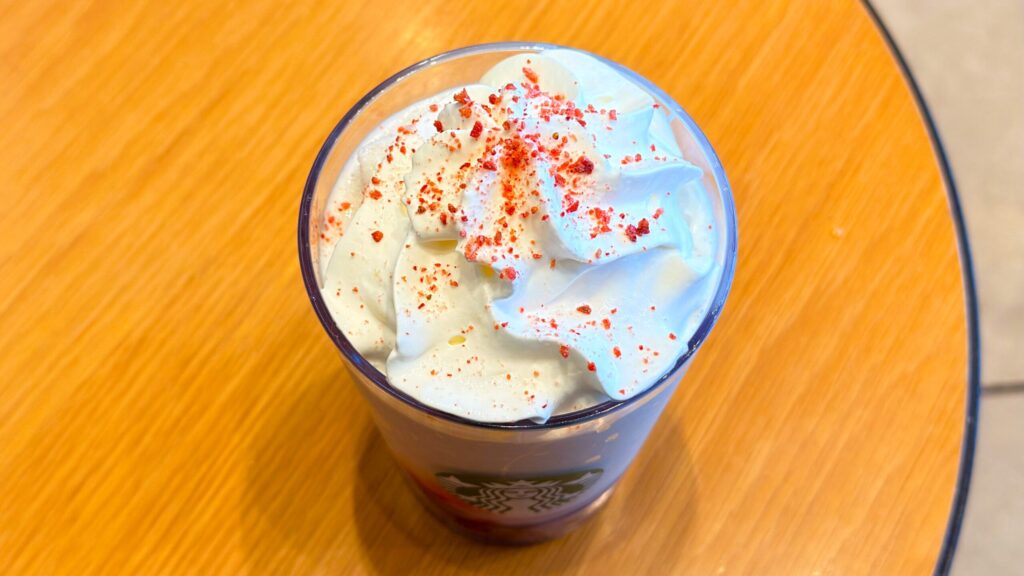 スターバックス_ホイップクリームがのった「ストロベリー & ジョイフルメドレー ティー フラペチーノ®」