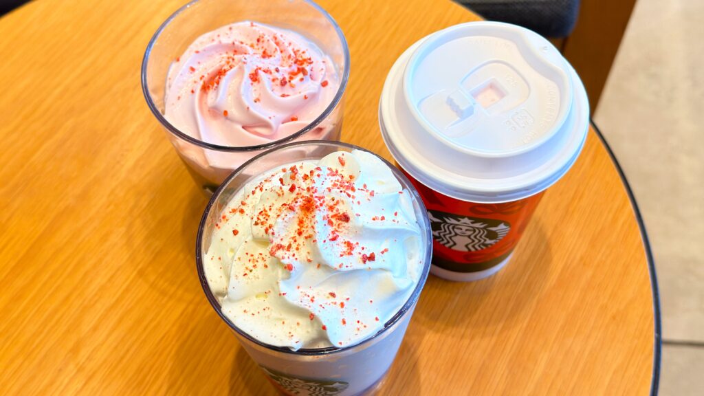 スターバックス_期間限定「ストロベリー & ジョイフルメドレー ティー フラペチーノ®」やアイスとホットの「ストロベリー ムース & ジョイフルメドレー ティー ラテ」
