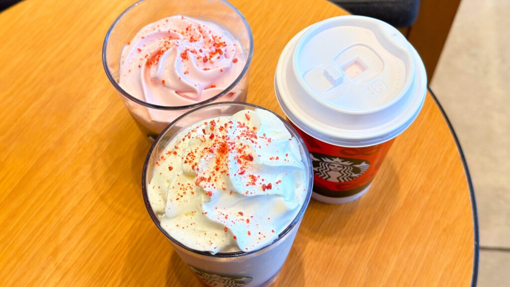スターバックス_期間限定「ストロベリー & ジョイフルメドレー ティー フラペチーノ®」やアイスとホットの「ストロベリー ムース & ジョイフルメドレー ティー ラテ」