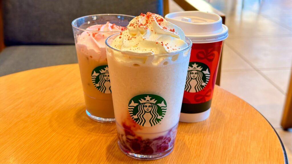 スターバックス_「ストロベリー & ジョイフルメドレー ティー フラペチーノ®」やアイスとホットの「ストロベリー ムース & ジョイフルメドレー ティー ラテ」