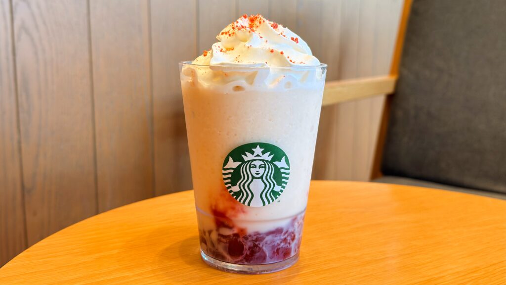 スターバックス_グラスにはいった「ストロベリー & ジョイフルメドレー ティー フラペチーノ®」