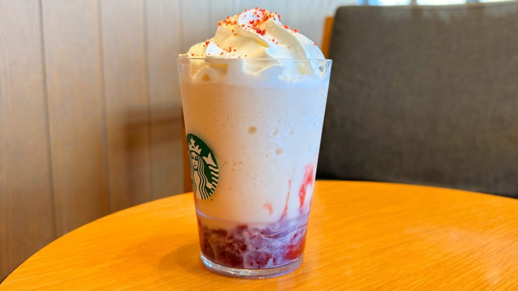 スターバックス_「ストロベリー & ジョイフルメドレー ティー フラペチーノ®」の中の様子