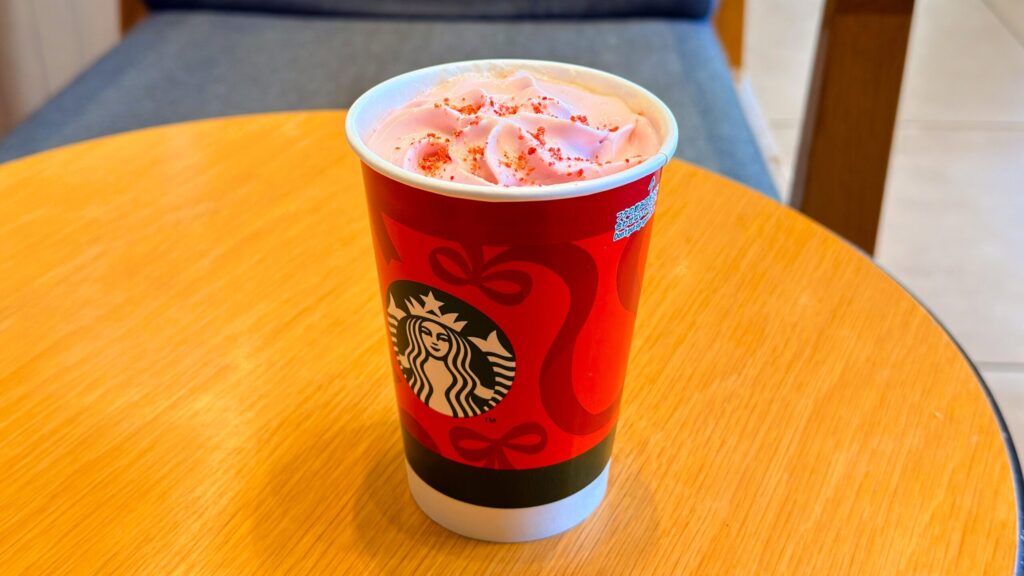 スターバックス_クリスマスデザインのカップにはいった「ストロベリームース & ジョイフルメドレー ティー ラテ」のホット