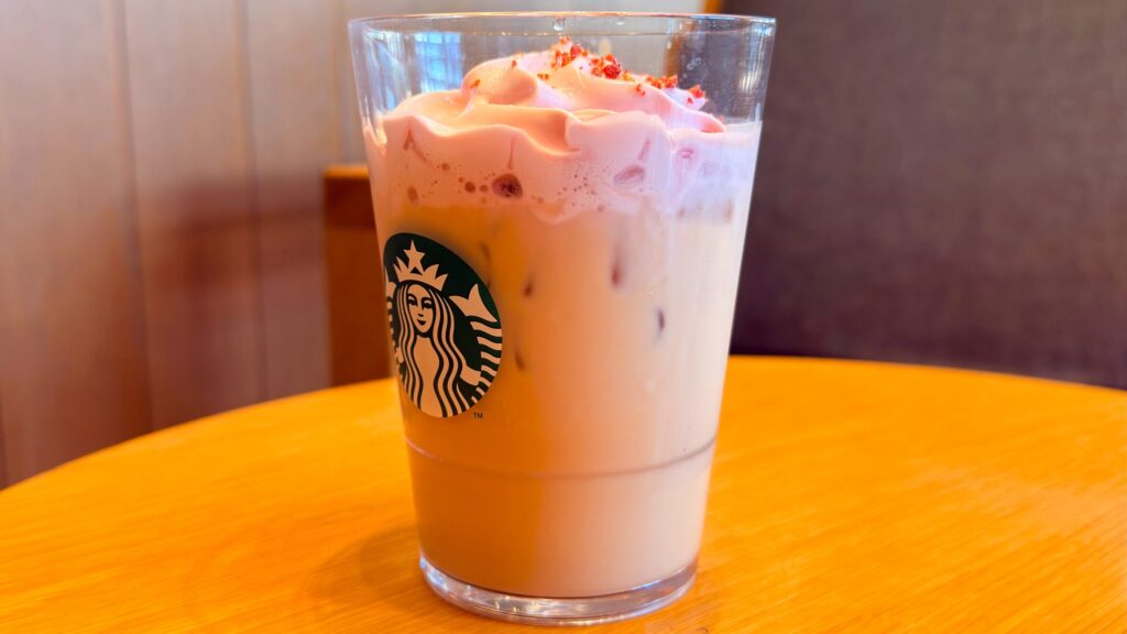 スターバックス_グラスにはいった「ストロベリームース & ジョイフルメドレー ティー ラテ」のアイス