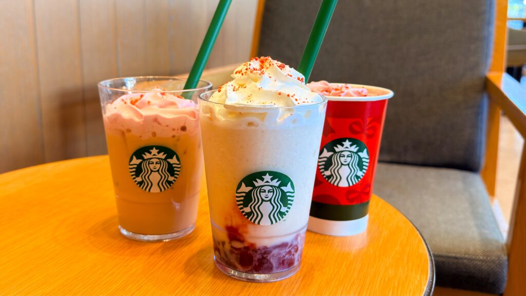 スターバックス_ストローをさした「ストロベリー & ジョイフルメドレー ティー フラペチーノ®」やアイスとホットの「ストロベリー ムース & ジョイフルメドレー ティー ラテ」が並んでいる様子