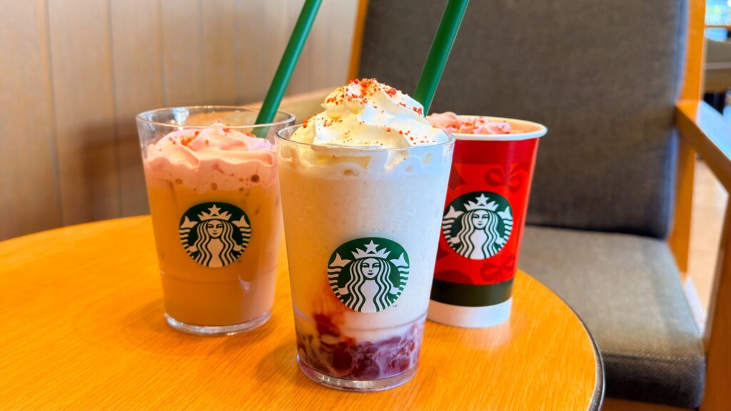 スターバックス_ストローをさした「ストロベリー & ジョイフルメドレー ティー フラペチーノ®」やアイスとホットの「ストロベリー ムース & ジョイフルメドレー ティー ラテ」が並んでいる様子