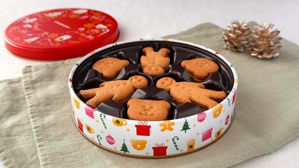 スターバックス_缶に敷き詰められた「ジンジャーブレッドクッキー」が置いてある様子