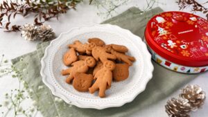 スターバックス_皿に盛り付けた「ジンジャーブレッドクッキー」とパッケージ