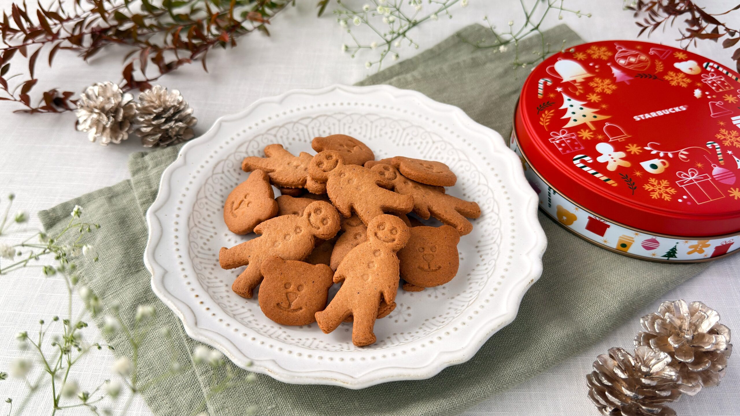 スターバックス_皿に盛り付けた「ジンジャーブレッドクッキー」とパッケージ