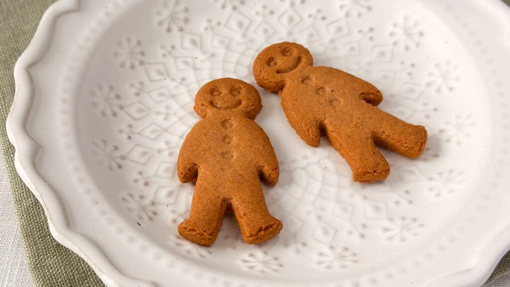 スターバックス_ジンジャーマンの形の「ジンジャーブレッドクッキー」の皿盛り