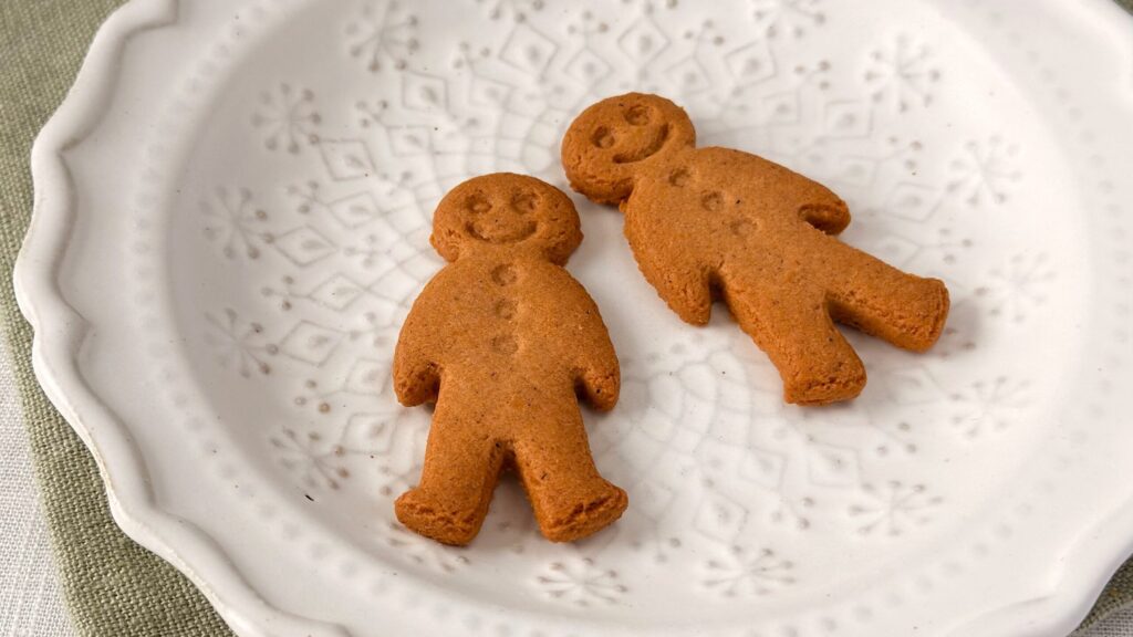 スターバックス_ジンジャーマンの形の「ジンジャーブレッドクッキー」の皿盛り