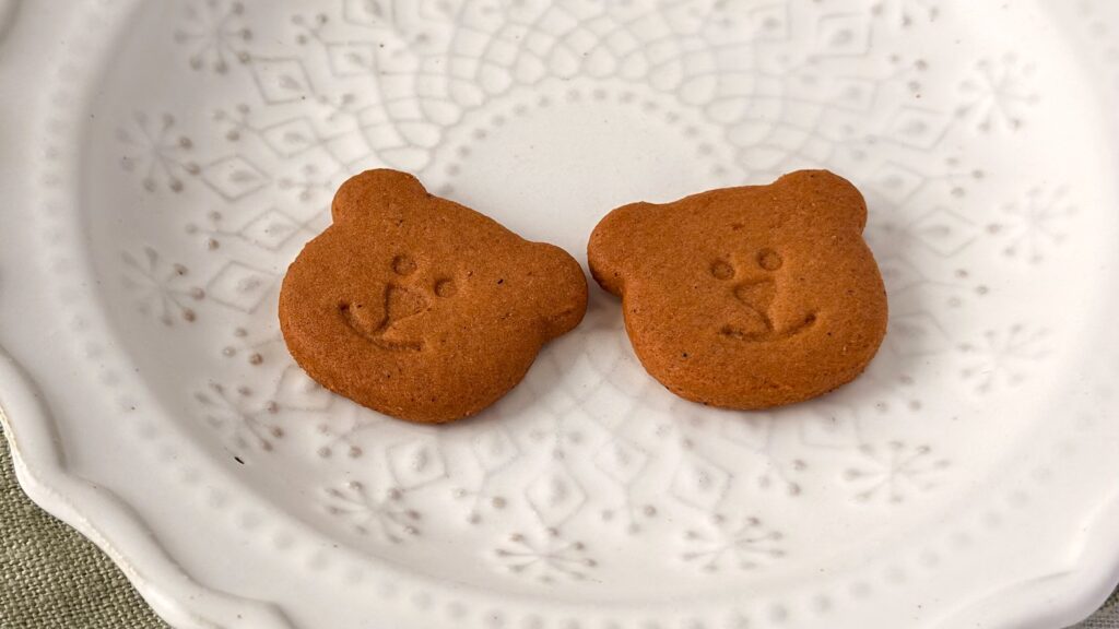 スターバックス_ベアリスタ形の「ジンジャーブレッドクッキー」の皿盛り