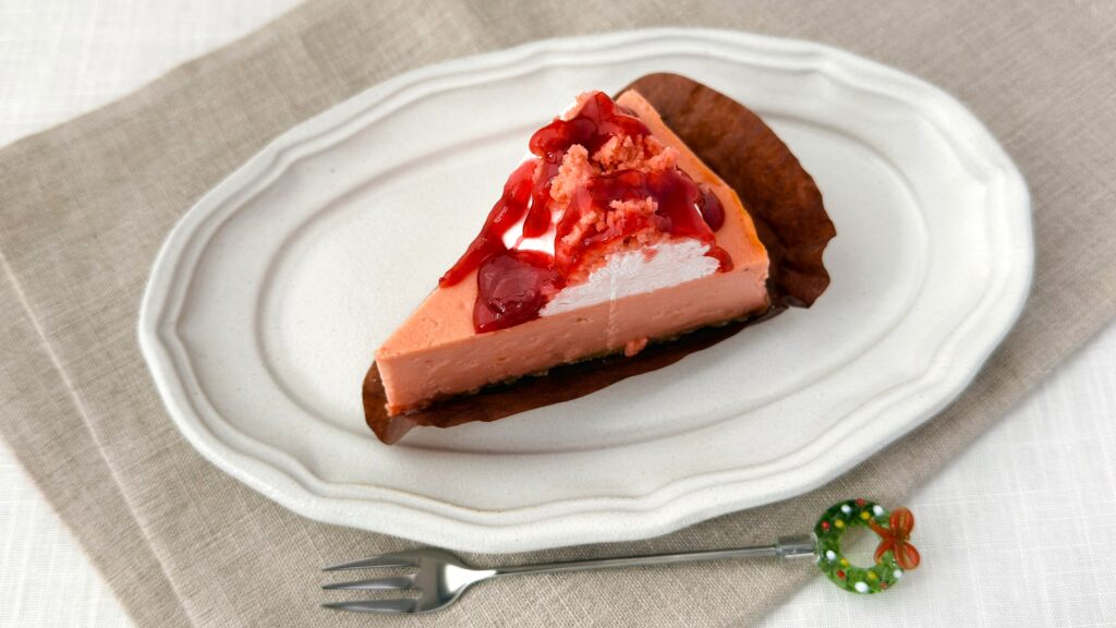 スターバックス_白皿にのった「ストロベリーチーズケーキ」