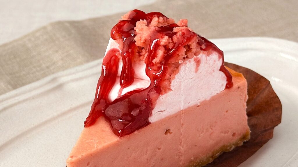スターバックス_「ストロベリーチーズケーキ」のストロベリーソースとストロベリーホイップ