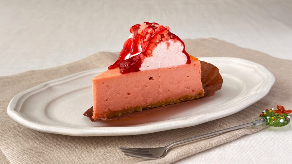 スターバックス_ストロベリーホイップクリームとストロベリーソースがついた「ストロベリーチーズケーキ」