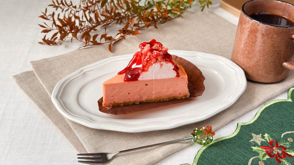 スターバックス_「ストロベリーチーズケーキ」とリースがついたフォークが添えられている様子