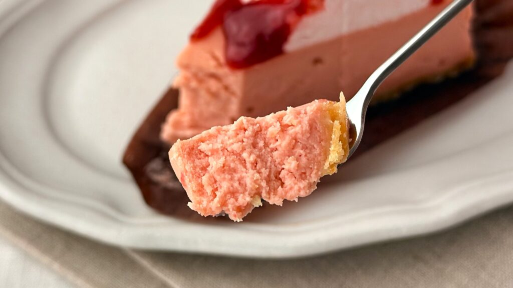 スターバックス_「ストロベリーチーズケーキ」をフォークで持っている様子