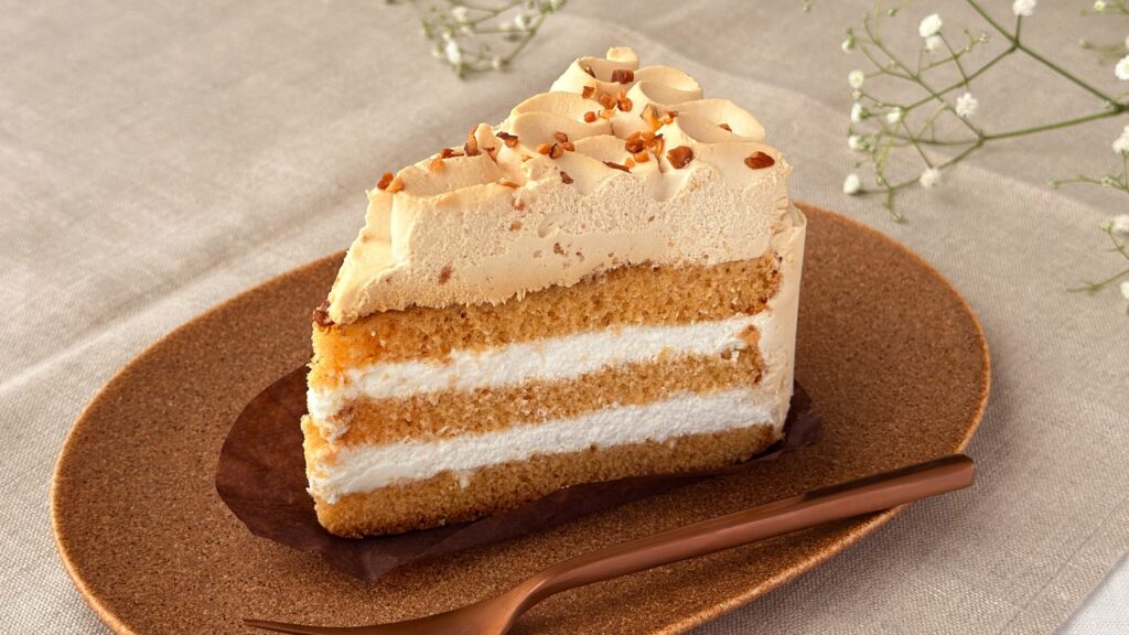 スターバックス_皿にのった「ホワイトモカケーキ」