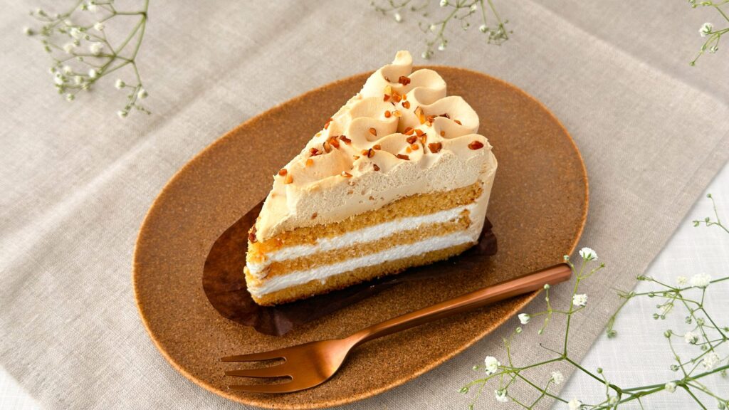 スターバックス_皿にのった「ホワイトモカケーキ」にフォークが添えられている様子