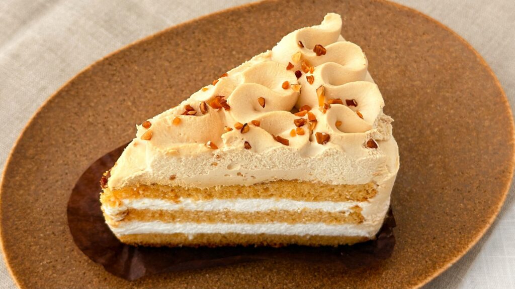 スターバックス_コーヒーホイップクリームがのった「ホワイトモカケーキ」