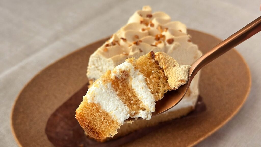 スターバックス_「ホワイトモカケーキ」をフォークで持っている様子