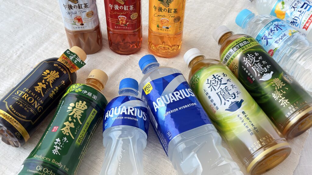 ファミリーマート_1個買うと、1個もらえるキャンペーンの第一弾と第二弾対象ドリンクが並んでいる様子