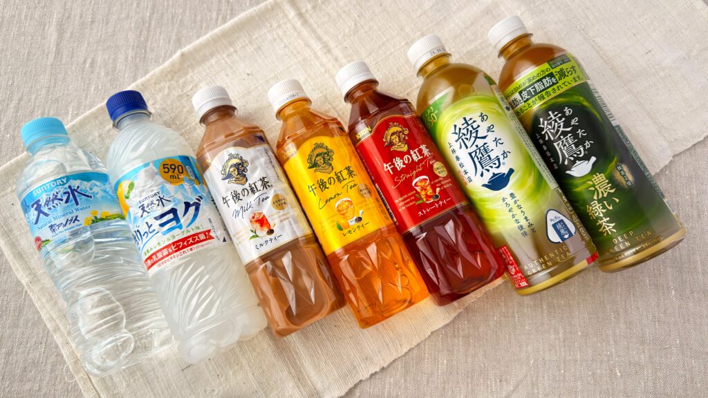 ファミリーマート_1個買うと、1個もらえるキャンペーンの第一弾対象ドリンクが並んでいる様子