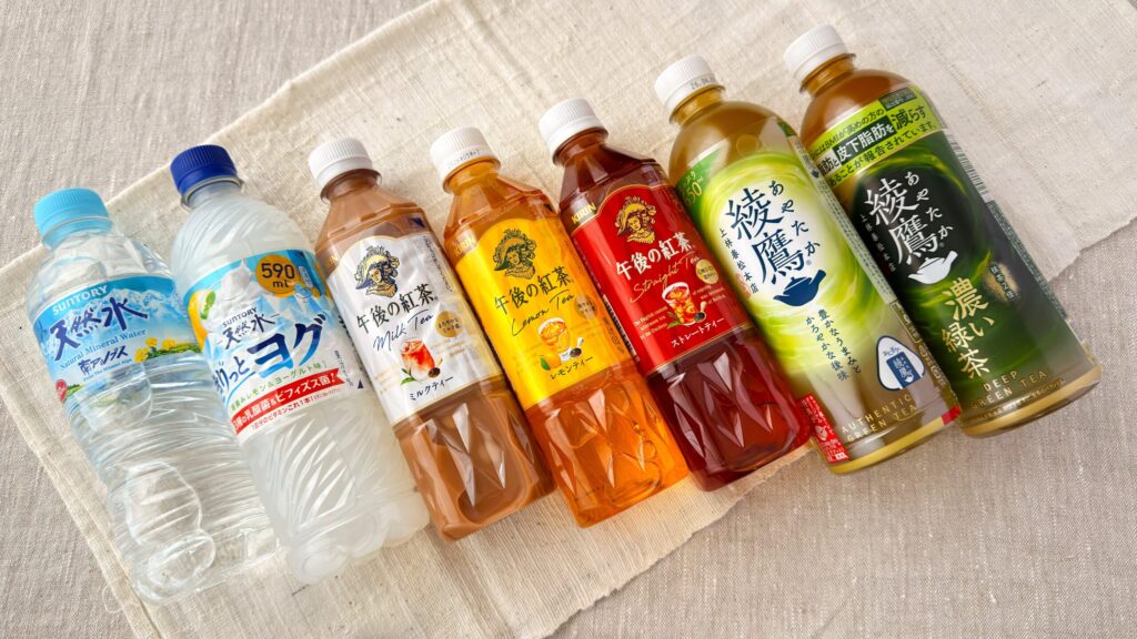 ファミリーマート_1個買うと、1個もらえるキャンペーンの第一弾対象ドリンクが並んでいる様子