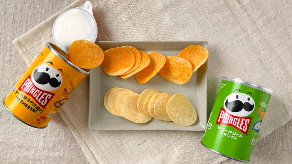 ファミリーマート_ケロッグ プリングルズ「Hi! CHEESE! S缶 / サワークリーム＆オニオン S缶」の皿盛りとパッケージ