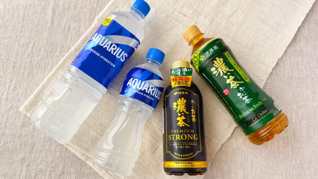 ファミリーマート_1個買うと、1個もらえるキャンペーンの第二弾対象ドリンクが並んでいる様子