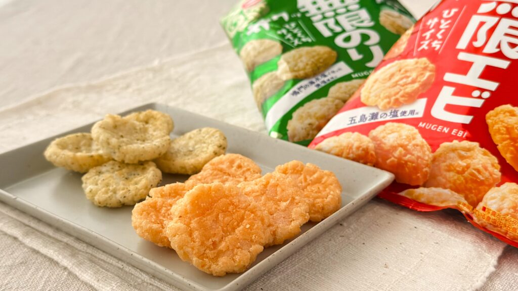 ファミリーマート_亀田「無限のり小袋 / 無限エビ小袋」の皿盛りとパッケージ