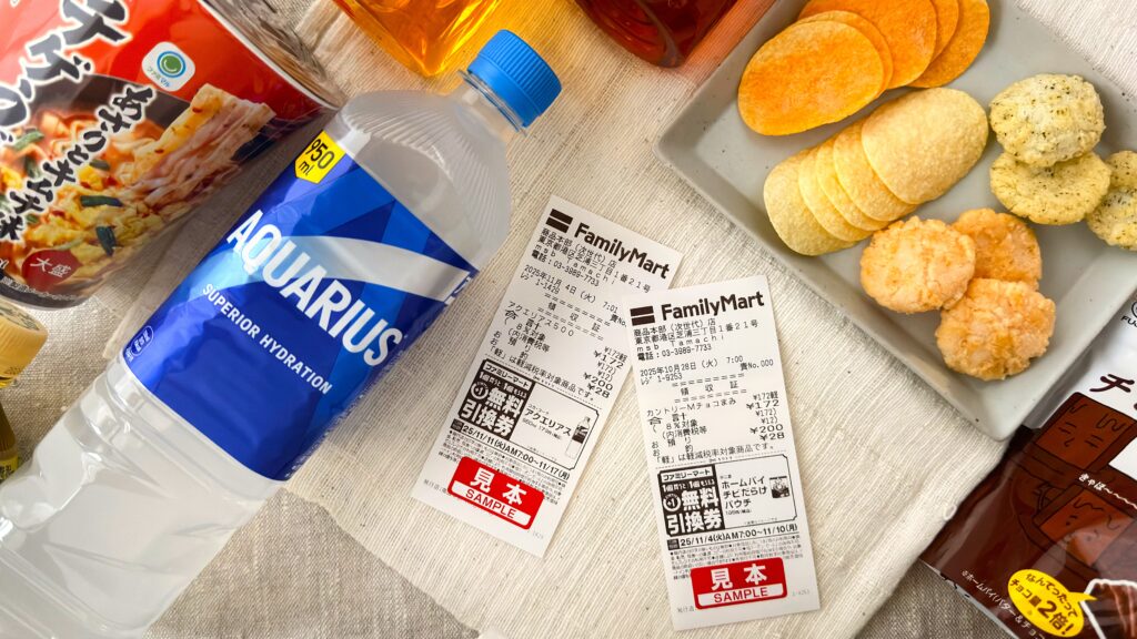 ファミリーマート_1個買うと、1個もらえるキャンペーンの第一弾と第二弾対象ドリンクや食品、見本レシートが並んでいる様子