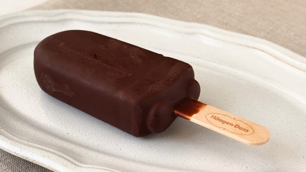 ハーゲンダッツ_パッケージから取り出した「ザッハトルテ」の皿のせ