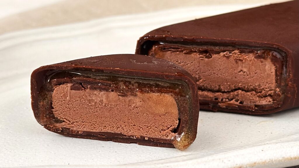 ハーゲンダッツ_パッケージから取り出した「ザッハトルテ」の断面