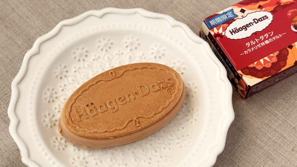 ハーゲンダッツ_クリスピーサンド「タルトタタン～カラメリゼ林檎のタルト～」の皿のせとパッケージが並んでいる様子